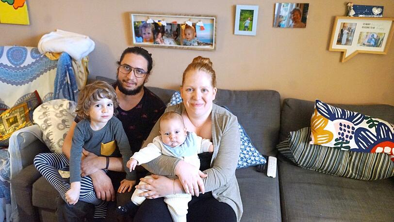Leben gerne in ihrer Wohnung, wenn da bloß nicht dieser Schimmel wäre: Teresa und Khaled Felah mit Ilyas (3) und dem kleinen Joshua auf der Couch.