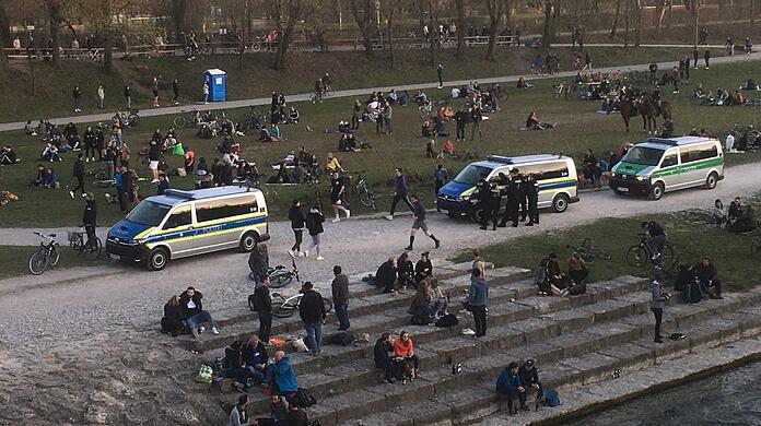 An der Wittelsbacherbrücke am Freitagabend. Viele Münchner zieht es raus, die Polizei aber auch. Hinter dem rechten Auto sind sogar Polizeipferde zu sehen.