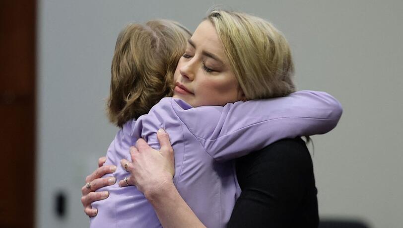 Amber Heard umarmt nach der Verkündung des Urteils ihre Anwältin.