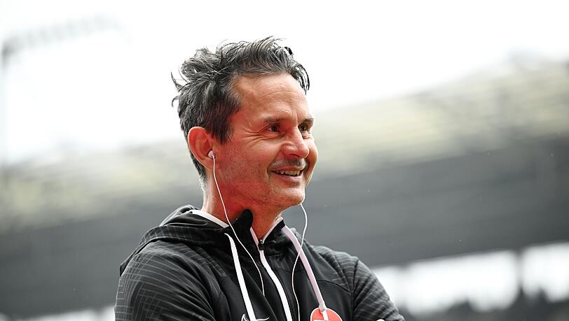 Trainer Dirk Schuster von Kaiserslautern steht vor einem Spiel auf dem Feld.