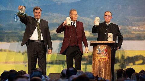 Abschied von Paulaner: Andreas Steinfatt (M.) mit Ministerpräsident Markus Söder und dem Ersten Braumeister von Paulaner Christian Dahncke.