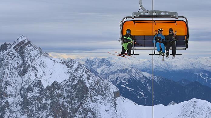 Bald startet der Skibetrieb auch an der Zugspitze. (Archivfoto)