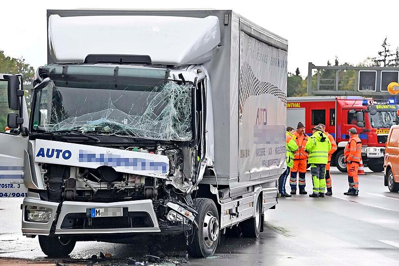 Dieser Lkw ist auf der A8 von hinten auf einen anderen Lkw aufgefahren. Dieser Lkw ist auf der A8 von hinten auf einen anderen Lkw aufgefahren.