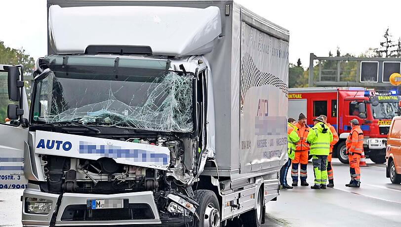Dieser Lkw ist auf der A8 von hinten auf einen anderen Lkw aufgefahren.