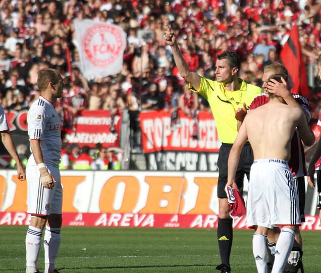 Überflüssig: Nach Schlusspfiff sieht Arjen Robben wegen Schiedsrichterbeleidigung die Rote Karte