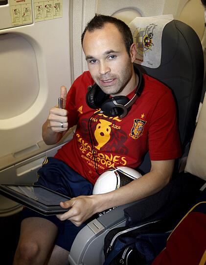 Der Europameister ist zurück in der Heimat - die besten Bilder der Ankunft von Casillas, Iniesta und Co. in Madrid.