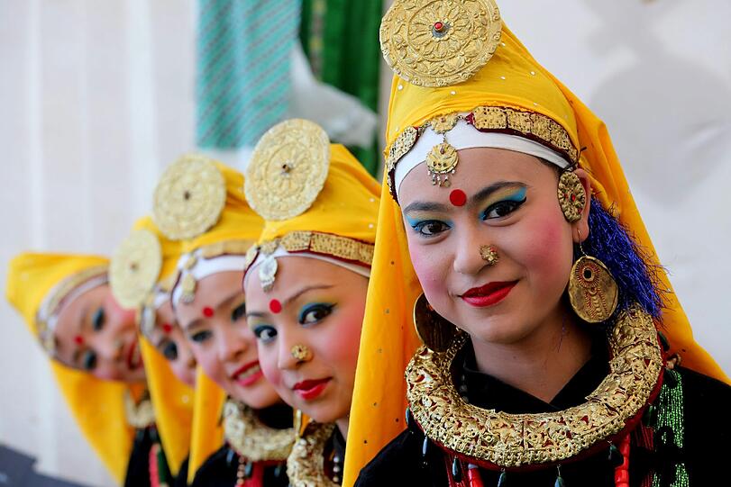 Tänzerinnen in traditionellen Gewändern bereiten sich in Bhopal,Indien auf ihren Auftritt beim Kriti-Festival vor.