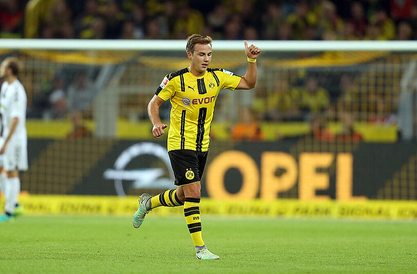 Der Daumen dankbar in Richtung Südtribüne: Mario Götze bei seiner Auswechslung im Spiel zwischen Borussia Dortmund und dem SC Freiburg.