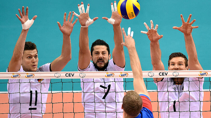 Die deutschen Spieler Lukas Immanuel Kampa, Michael Andrei und Christian Fromm (von links) stemmen sich dem Serben Drazen Luburic entgegen.