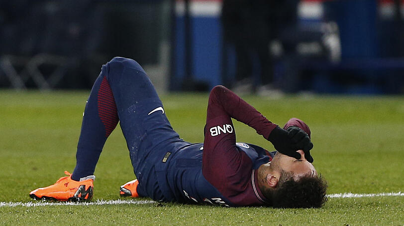 Neymar liegt nach seiner Verletzung am Boden. Kommt Brasiliens Star rechtzeitig zur WM wieder auf die Beine?
