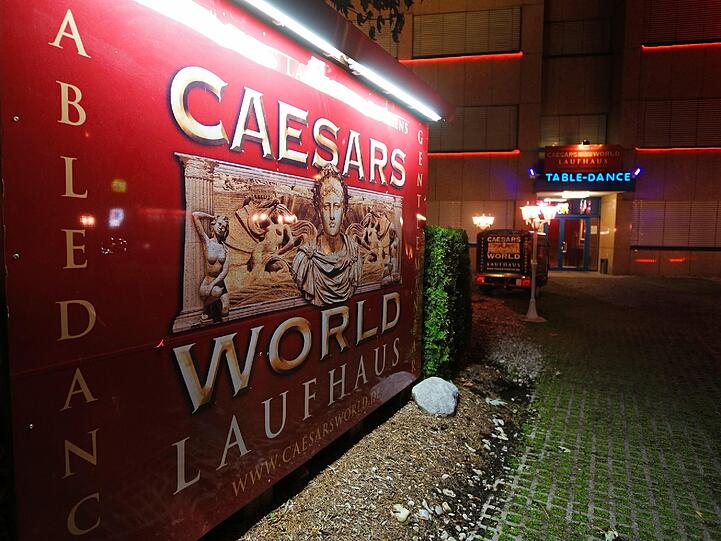 Abgesehen davon, dass er im Laufhaus "Caesars World" am Stahlgruberring steht.