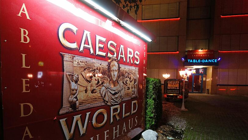Abgesehen davon, dass er im Laufhaus "Caesars World" am Stahlgruberring steht. Abgesehen davon, dass er im Laufhaus "Caesars World" am Stahlgruberring steht.