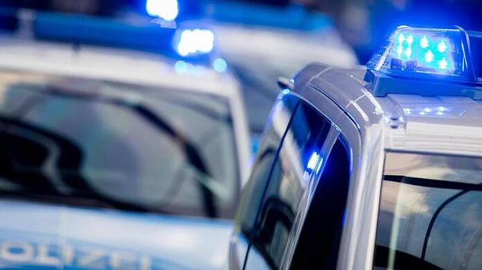 Polizeifahrzeuge mit eingeschaltetem Blaulicht. Foto: Rolf Vennenbernd/Archiv