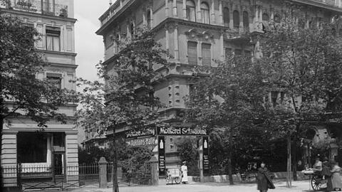 An der Leopoldstraße 59 hat Heinrich Mann mehrere Jahre gelebt. Das Bild zeigt das Gebäude um das Jahr 1910.