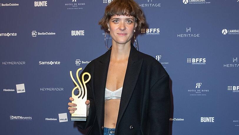 Liv Lisa Fries mit ihrer goldenen Trophäe in Berlin.