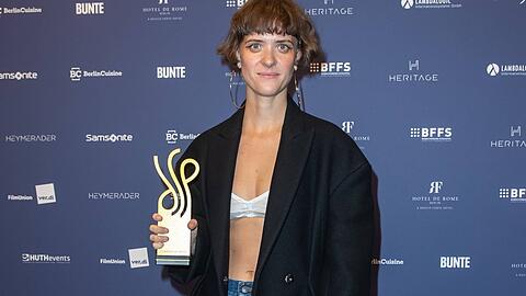 Liv Lisa Fries mit ihrer goldenen Trophäe in Berlin.