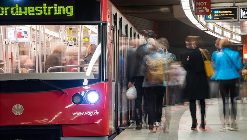 In Nürnberg ist das öffentliche WLAN in U-Bahnen und Bussen laut den Verkehrsbetrieben vor allem für junge Menschen attraktiv. (Archivbild)