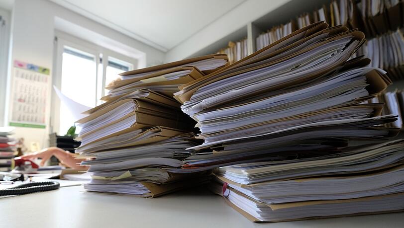 Formulare, Ordner, Stempel - wer ein Haus bauen, ein Unternehmen gr&uuml;nden oder eine Steuerr&uuml;ckzahlung erhalten will, muss sich oft durch z&auml;he Prozesse hindurchqu&auml;len. (Symbolbild)