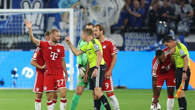 Die Bayern-Spieler beschweren sich bei Schiedsrichter Robert Schröder. Die Bayern-Spieler beschweren sich bei Schiedsrichter Robert Schröder.