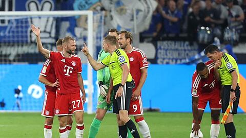 Die Bayern-Spieler beschweren sich bei Schiedsrichter Robert Schr&ouml;der.