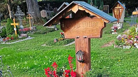 Edelwei&szlig;, rote Bl&uuml;ten, Grablichter und ein altes Foto: Das Grab von Hitlers Schwester wird gepflegt.