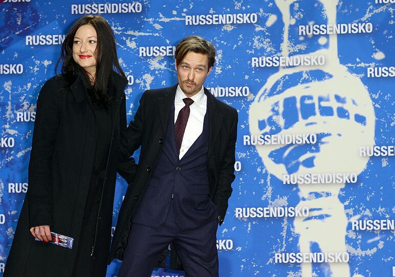 Tom Schilling mit weiblicher Begleitung.