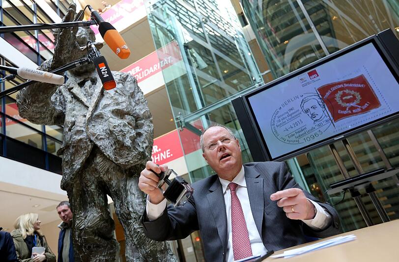 Der SPD-Kanzlerkandidat Peer Steinbrück zeigt am 04.04.2013 in der Parteizentrale in Berlin die Sonderbriefmarke zum 150. Jubiläum der SPD