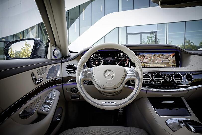 Eine geballte Ladung Luxus und Dynamik: Der neue Mercedes-Benz S 65 AMG will Maßstäbe als stärkstes Fahrzeug im Wettbewerbssegment setzen.
