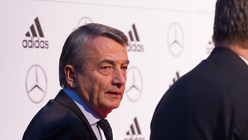 Am Mittwochnachmittag verließ der ehemalige Präsident Wolfgang Niersbach die DFB-Zentrale. Am Mittwochnachmittag verließ der ehemalige Präsident Wolfgang Niersbach die DFB-Zentrale.