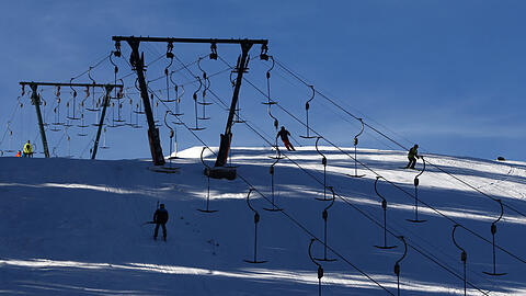 Wintersportler im Skigebiet Grasgehren am Riedberger Horn.