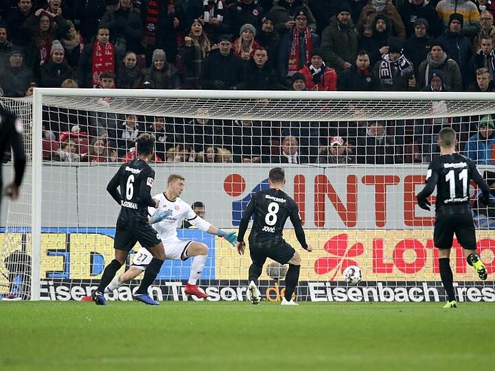 Der Frankfurter Luka Jovic (M) erzielt das Tor zum 1:1 gegen den FSV Mainz.