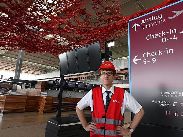 Flughafenchef Engelbert Lütke Daldrup in einem Terminal des BER.
