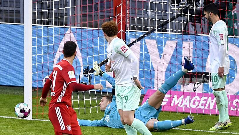 Einmal mehr herausragend: Bayern-Torhüter Manuel Neuer pariert gegen Werder Bremen den Schuss von Augustinsson. Einmal mehr herausragend: Bayern-Torhüter Manuel Neuer pariert gegen Werder Bremen den Schuss von Augustinsson.