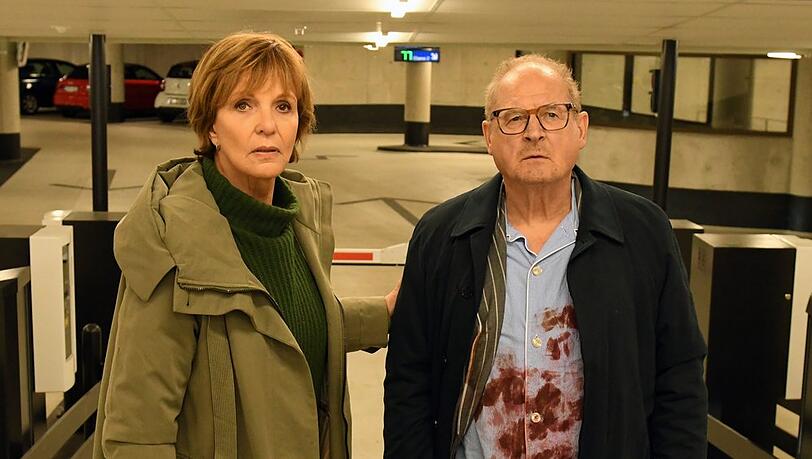 "Kommissarin Lucas: Goldrausch": Ellen Lucas (Ulrike Kriener) ahnt, dass hinter Wolfgang Löhns' (Burghart Klaußner) Verzweiflung eine Tragödie steckt.