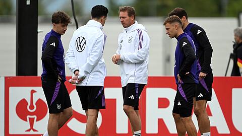 Nagelsmann gibt Kimmich letzte Instruktionen vor dem Trainingsstart.