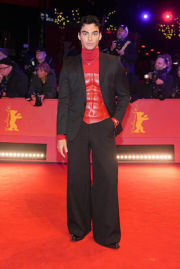 Jacob Rott von den Elevator Boys tr&auml;gt unter seinem Jacket einen roten Brustpanzer.