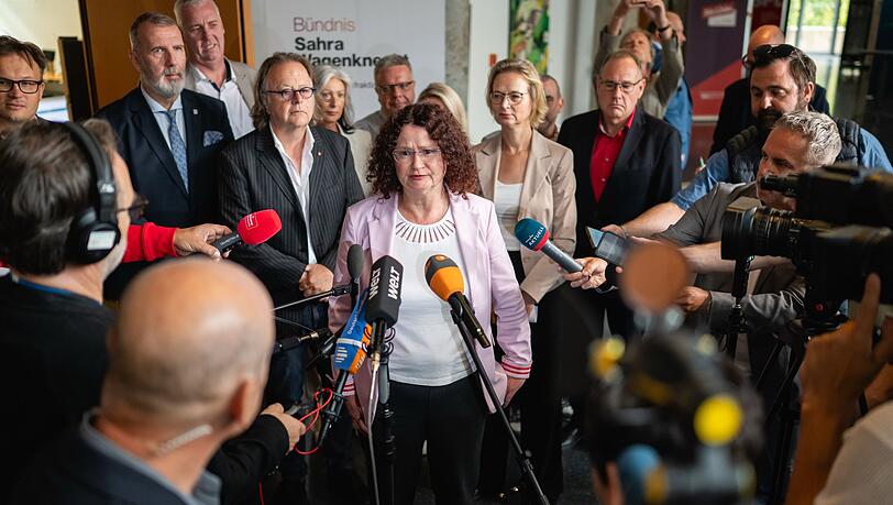 Die Fraktionsvorsitzende des BSW im Thüringer Landtag, Sigrid Hupach (M), erklärt das Votum der Landtagsfraktion. Die Fraktionsvorsitzende des BSW im Thüringer Landtag, Sigrid Hupach (M), erklärt das Votum der Landtagsfraktion.