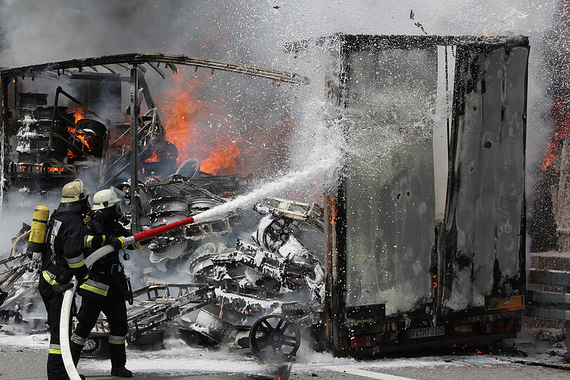Spektakulärer Lkw-Brand auf der A94 &ndash; die Bilder vom Feuerwehreinsatz.