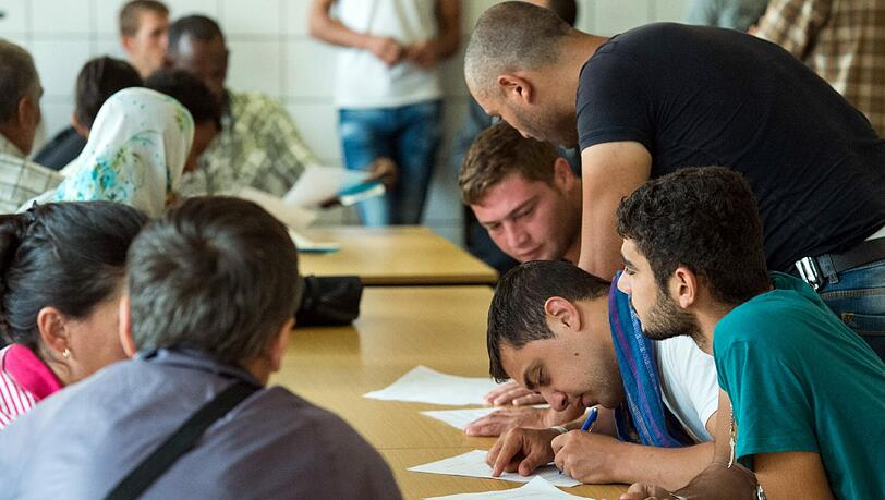 Bayerische Familienunternehmer fordern, dass Asylbewerber schneller Zutritt zum deutschen Arbeitsmarkt erhalten Bayerische Familienunternehmer fordern, dass Asylbewerber schneller Zutritt zum deutschen Arbeitsmarkt erhalten