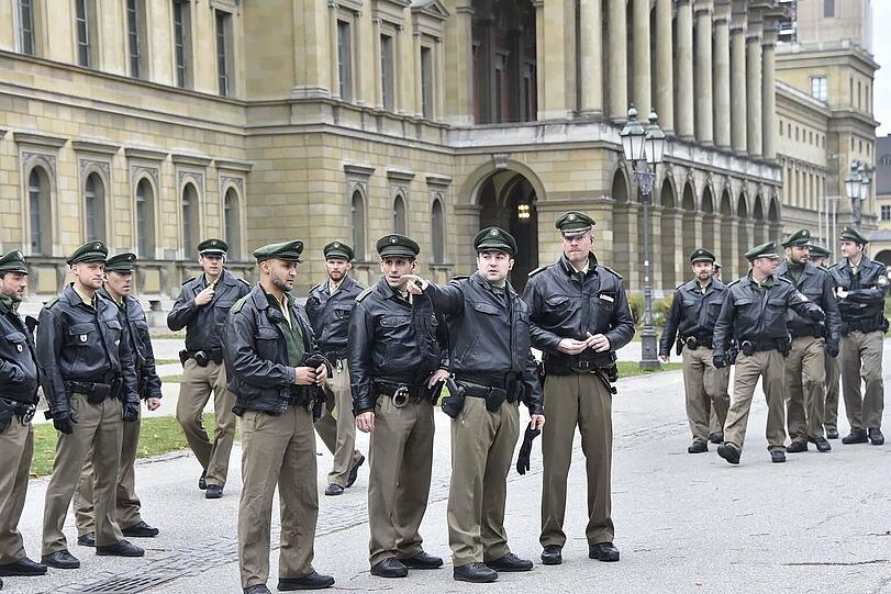 Großes Polizeiaufgebot im Hofgarten am Volkstrauertag.