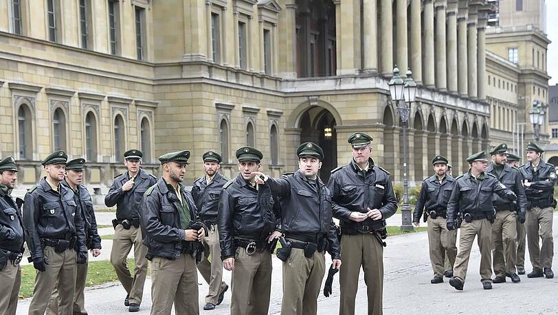 Großes Polizeiaufgebot im Hofgarten am Volkstrauertag. Großes Polizeiaufgebot im Hofgarten am Volkstrauertag.