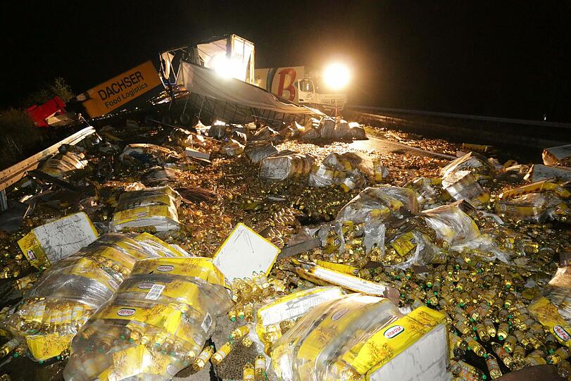 Die A3 glich einem Schlachtfeld: Bei dem Unfall krachten drei Lkws ineinander. Einer verlor dabei 23 Tonnen Salatöl.