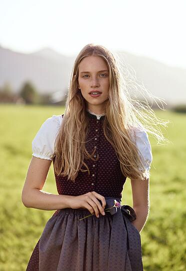 Hochgeschlossene Dirndl mit Stehkragen sind 2017 ein absolutes Muss &ndash; nicht nur auf der Wiesn