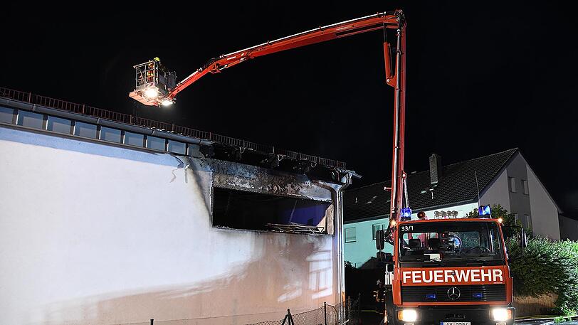 Großeinsatz am Pfingstsonntag: Mehrere Feuerwehren haben in Mühldorf einen Penny-Supermarkt gelöscht.