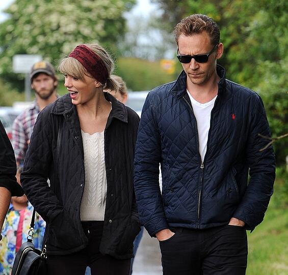 2016 waren Sängerin Taylor Swift und Schauspieler Tom Hiddleston sechs Monate lang ein Paar. Gleich zu Anfang der Beziehung war für viele klar: alles nur PR. Swift soll Paparazzi bezahlt haben, mehrere Bilder des Paares zu schießen.