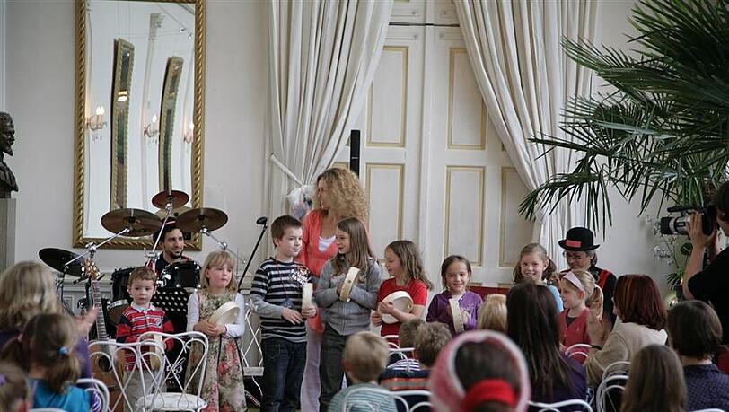 Beim Kinderkonzert am 4. September musizieren die Kleinen gemeinsam mit Claudia Sommer. Beim Kinderkonzert am 4. September musizieren die Kleinen gemeinsam mit Claudia Sommer.