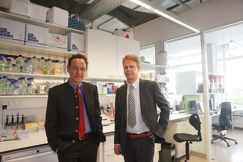 Christian Haass (links) und Martin Dichgans vor dem neuen Centrum für Schlaganfall- und Demenzforschung (CSD) in München.