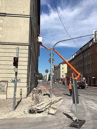 In der Kapuzinerstraße sind Teile eines Hausdachs einfach auf die Straße gefallen.