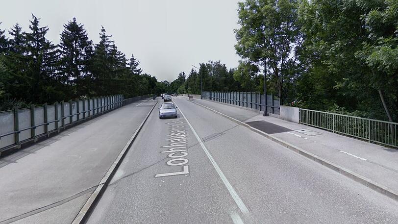 Auf Höhe des Bahnübergangs auf der Lochhausener Straße kam es am Dienstag zu einem heftigen Unfall.