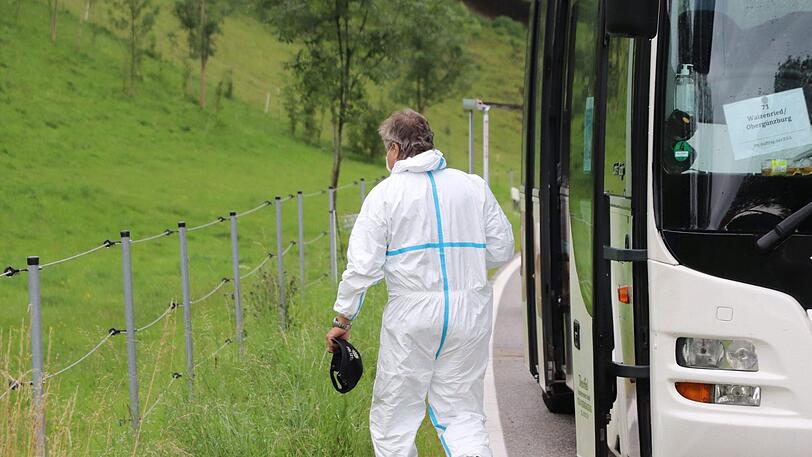 Ein Mitarbeiter der Spurensicherung verlässt einen Linienbus. Ein Mann hat in dem Bus vor den anderen Passagieren seine getrennt lebende Ehefrau erstochen.
